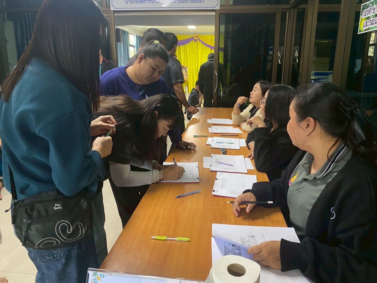 การส่งมอบหีบบัตรเลือกตั้ง บัตรเลือกตั้ง และวัสดุอุปกรณ์เกี่ยวกับการเลือกตั้งสมาชิกสภาองค์การบริหารส่วนตำบลบางสะแก และนายกองค์การบริหารส่วนตำบลบางสะแก (ตำบลบ้านปราโมทย์)